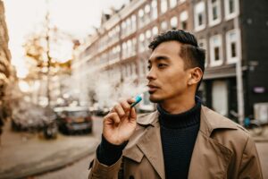 Mann raucht Cbd auf der Straße