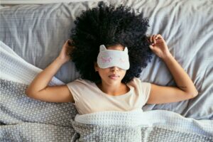 Donna che dorme con maschera per gli occhi