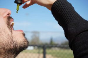 Mann verwendet Cbd-Öl oral