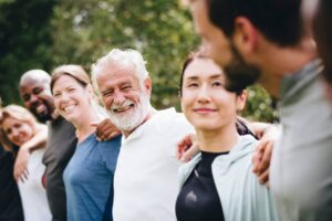 Persone diverse e felici insieme nel parco